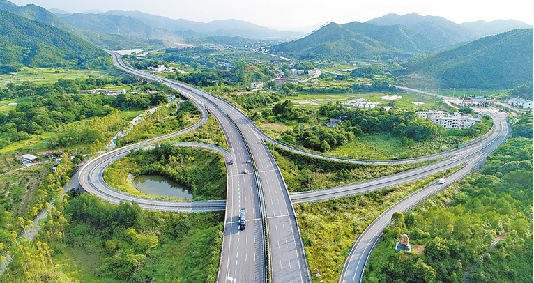 景中有路 路旁有景