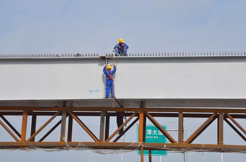 东江源大道快速路上跨迎宾高架滑移施工预计8月底完成