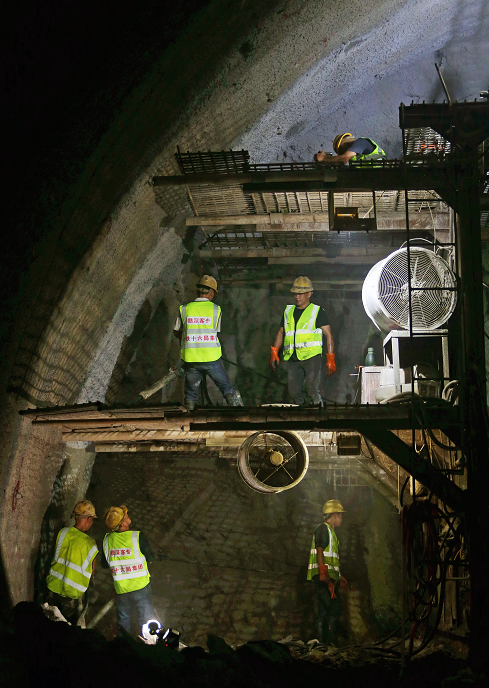 赣深高铁第一长隧龙南隧道预计7月底前贯通