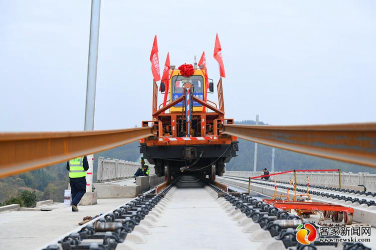 赣深高铁全线拉开铺轨 预计2021年4月底完成