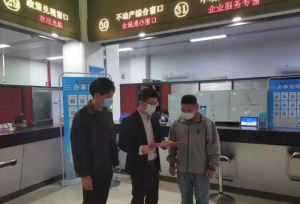蓉江新区颁发第一本返迁安置房小区不动产登记证书
