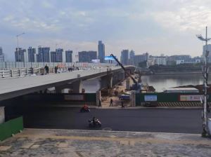 南河大桥拓宽改造二期项目：桥面附属结构施工有序推进，主桥力争春节前通车
