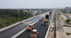 赣南大道快速路IV标（南康段）项目主线高架桥首段路面沥青摊铺顺利完成