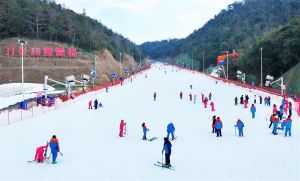 崇义万长山滑雪场正式“开板”迎客